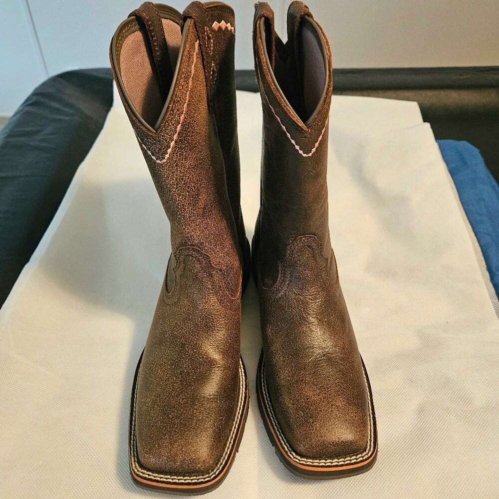 Ariat Unbridled Roper Western Square Toe Like New Womens Boot, Sz. 7.5B